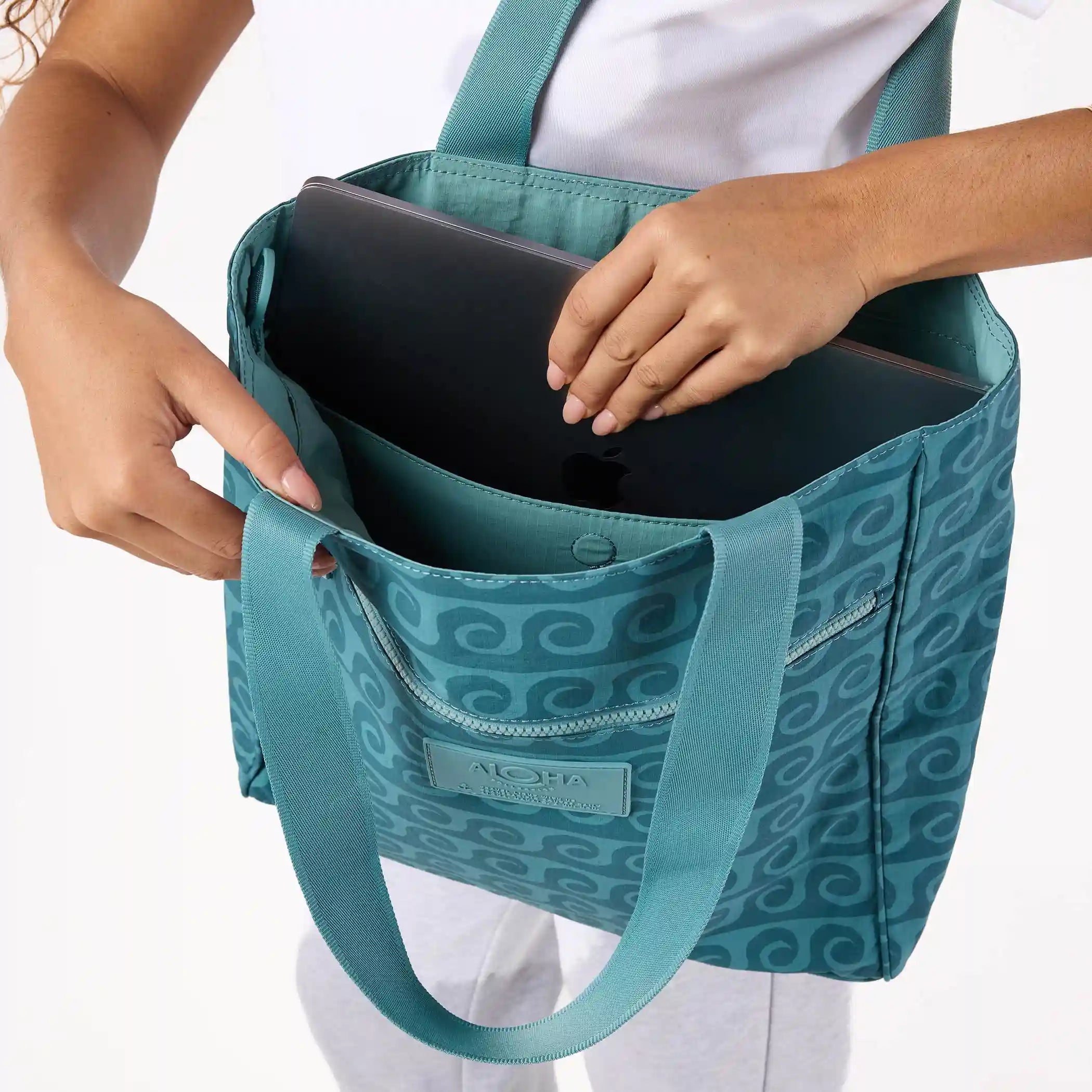 Party Wave Keep It Light Daily Tote in Tide Secondary image