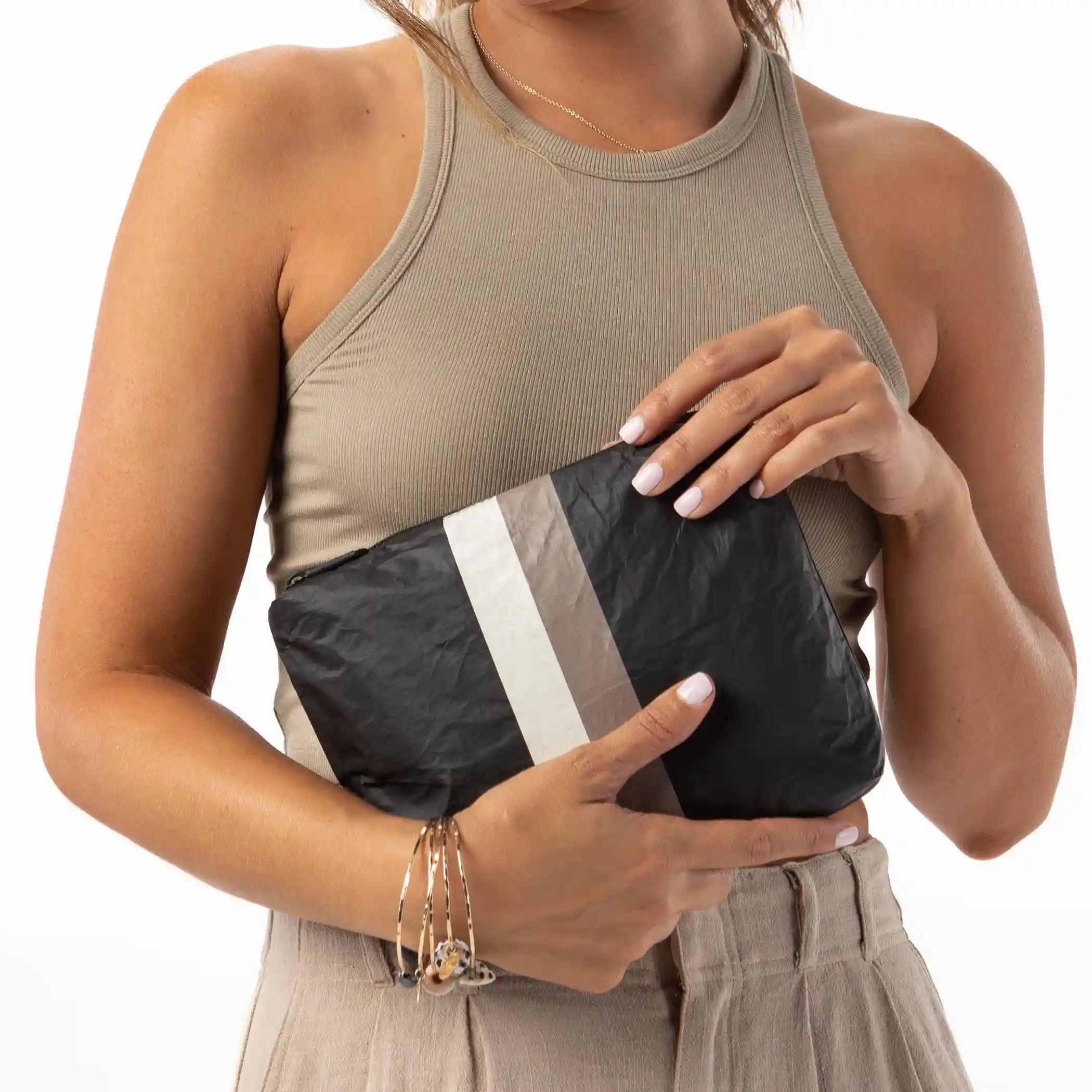 Le Voyageur Small Pouch in Caffe on Black Secondary image