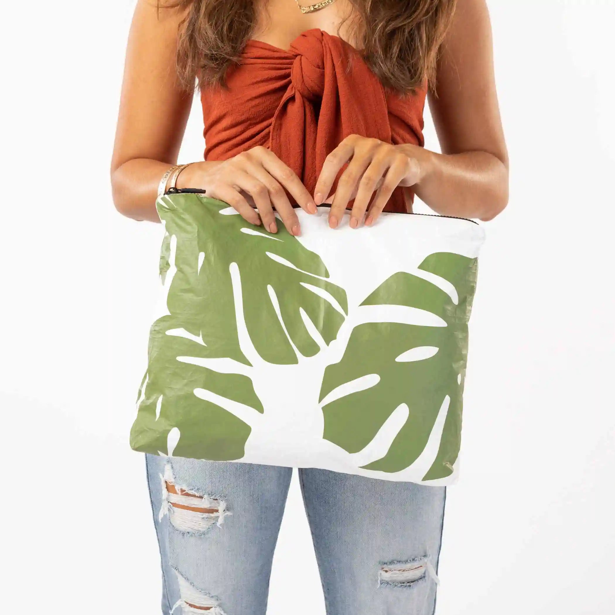 MAX Monstera Pouch in Seaweed Secondary image
