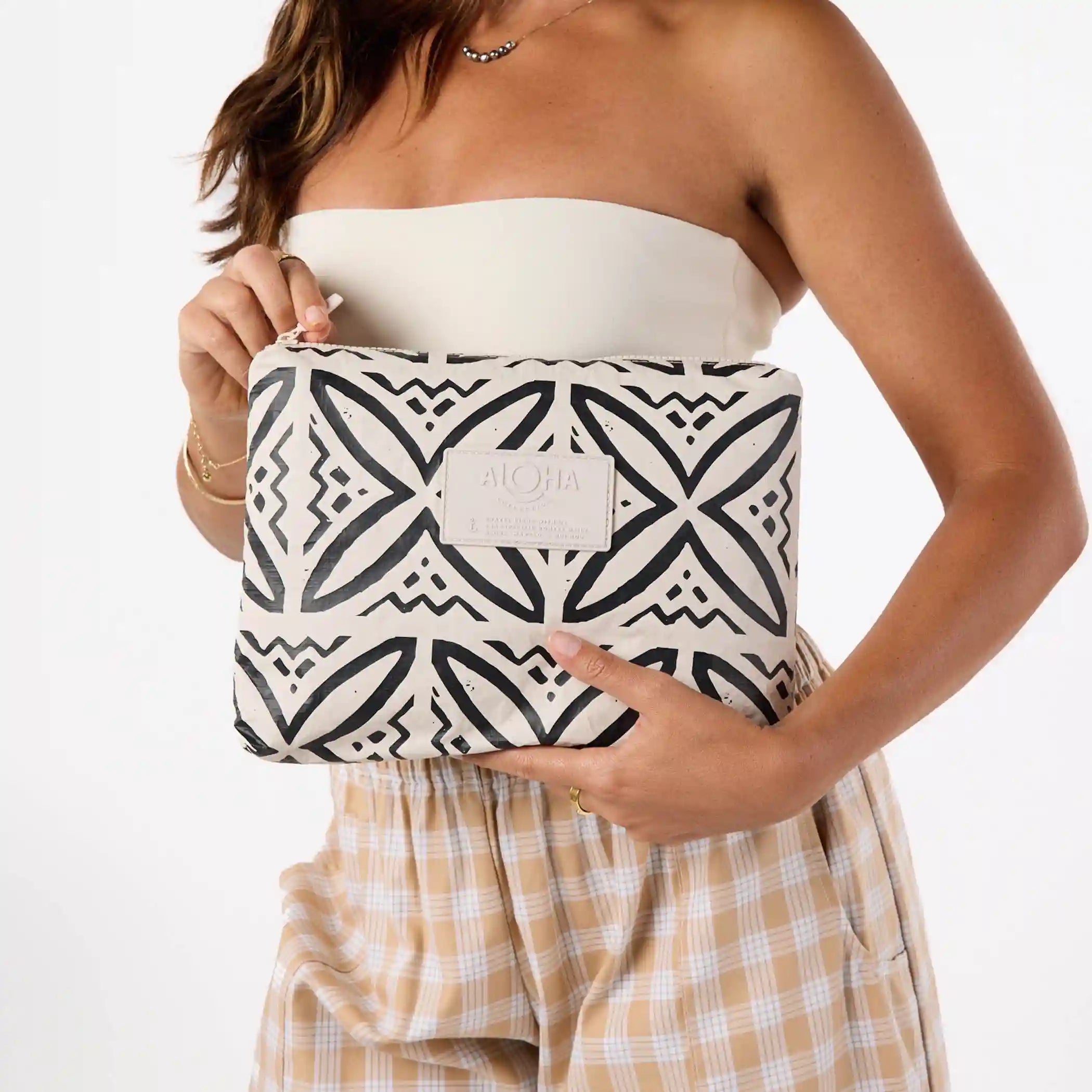 Pasifika Mid Pouch in Black on Sandstone Secondary image