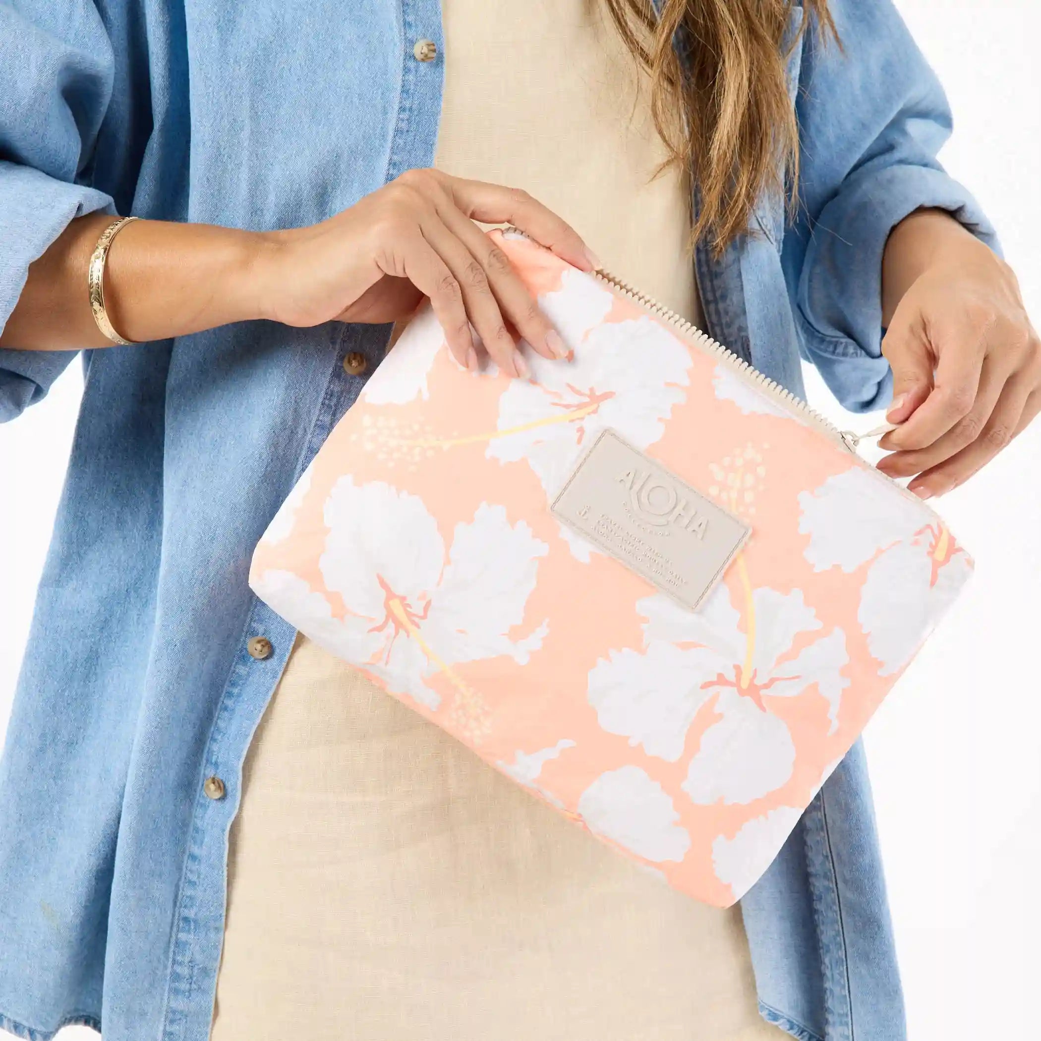 Taha'a Mid Pouch in Peachy Secondary image