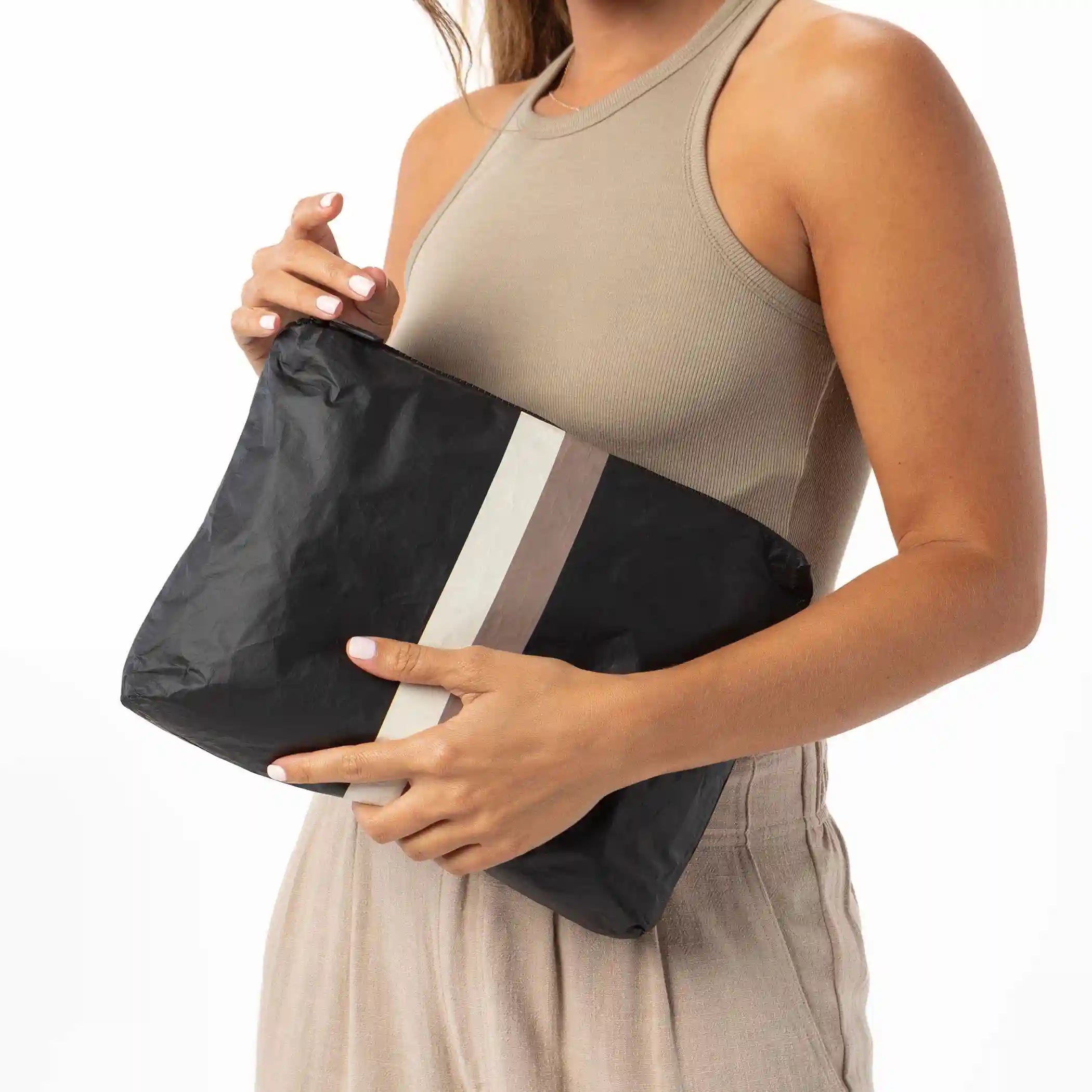 Le Voyageur Mid Pouch in Caffe on Black Secondary image