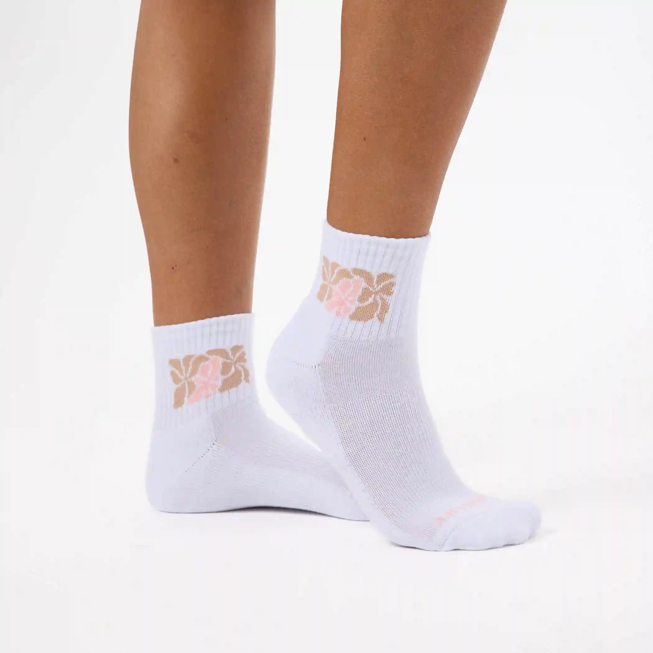 Wavy Shortie Socks in Tan Secondary image