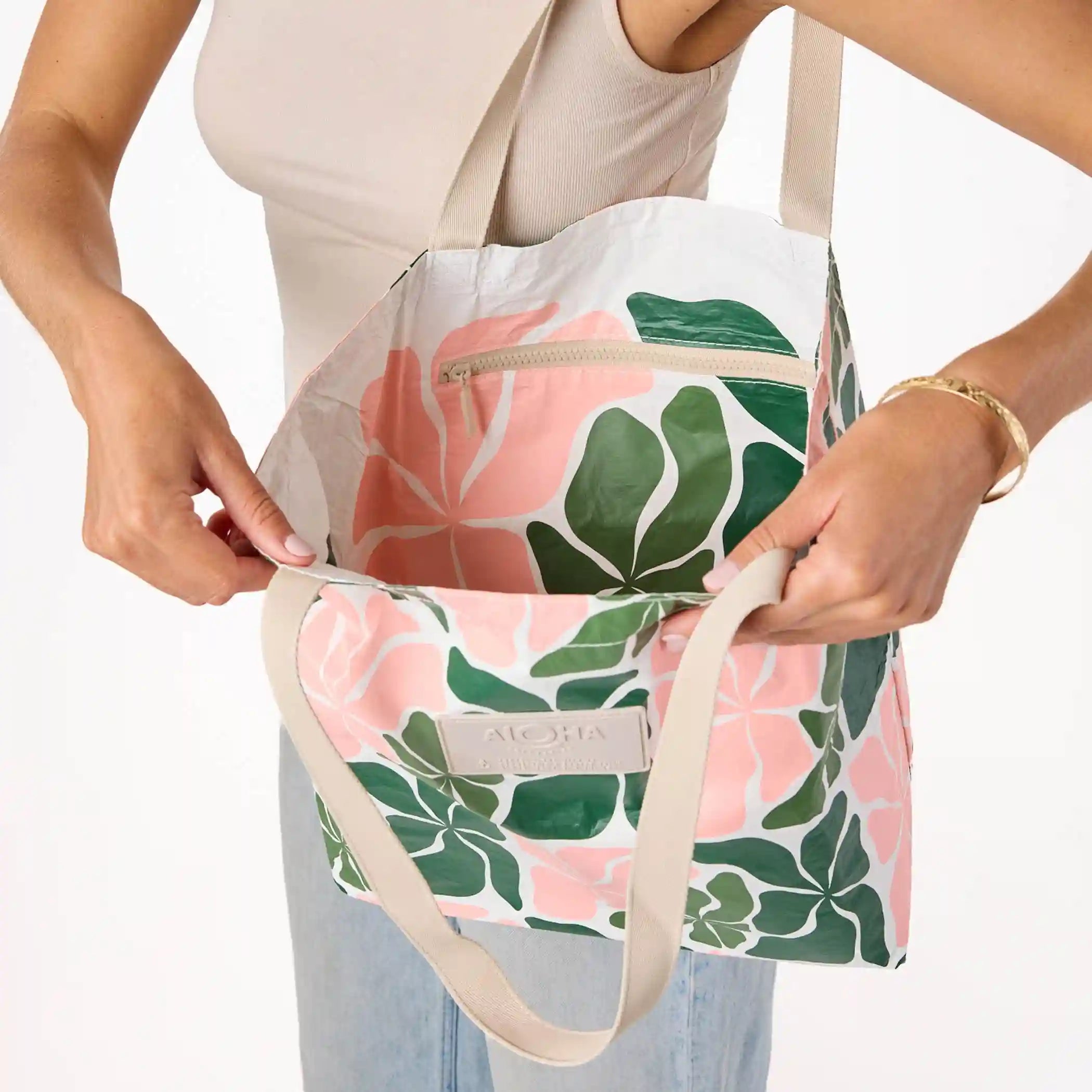 Wavy Reversible Tote in Vineyard Secondary image