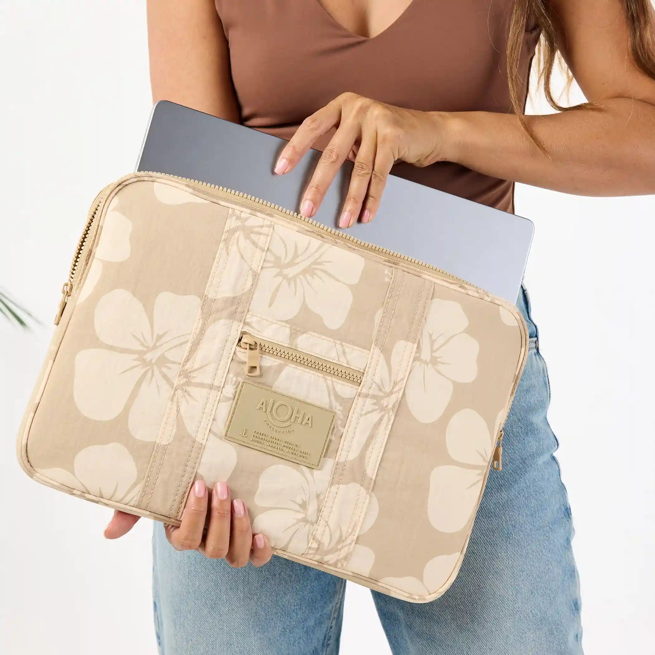 Hana Hou Keep It Light Laptop Case in Creme on Dune Secondary image