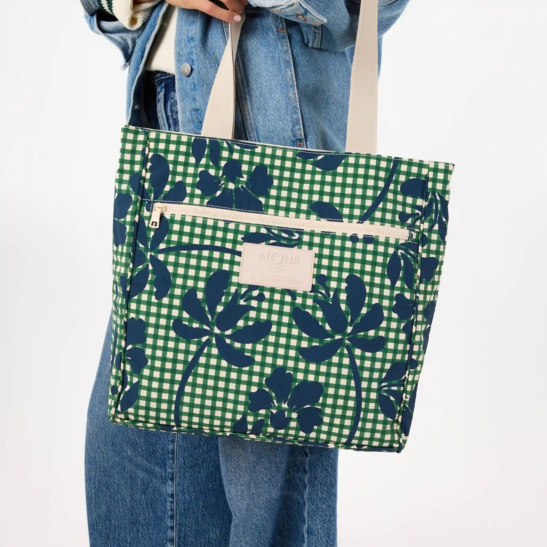 Picnic Fleur Daily Tote in Vineyard Secondary image