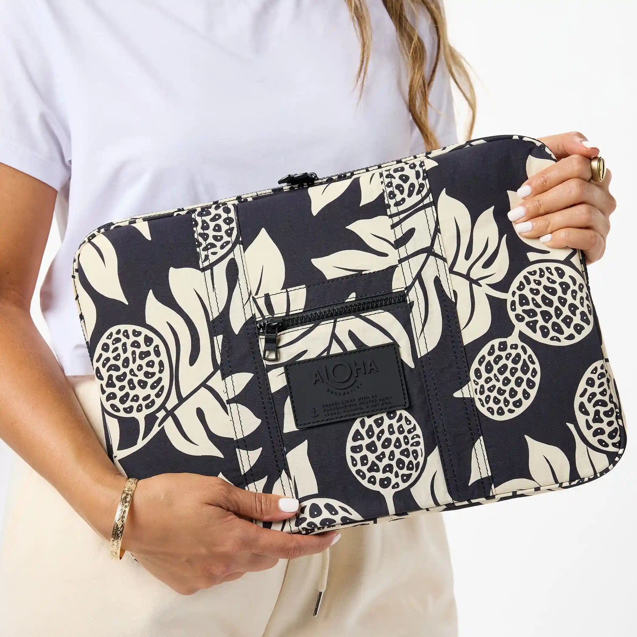 Holomua Keep It Light Laptop Case in Sand on Black Secondary image