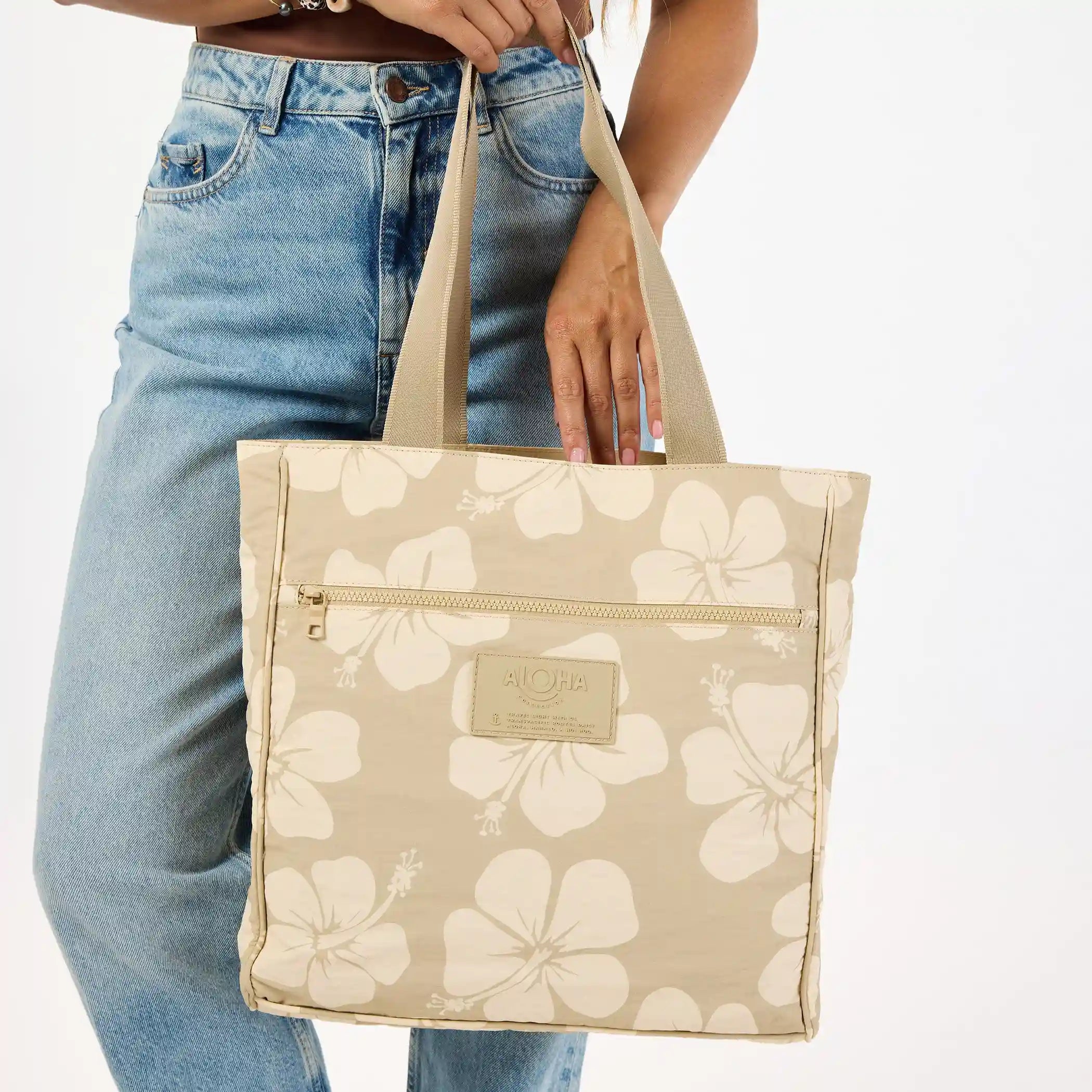 Hana Hou Daily Tote in Creme on Dune Secondary image