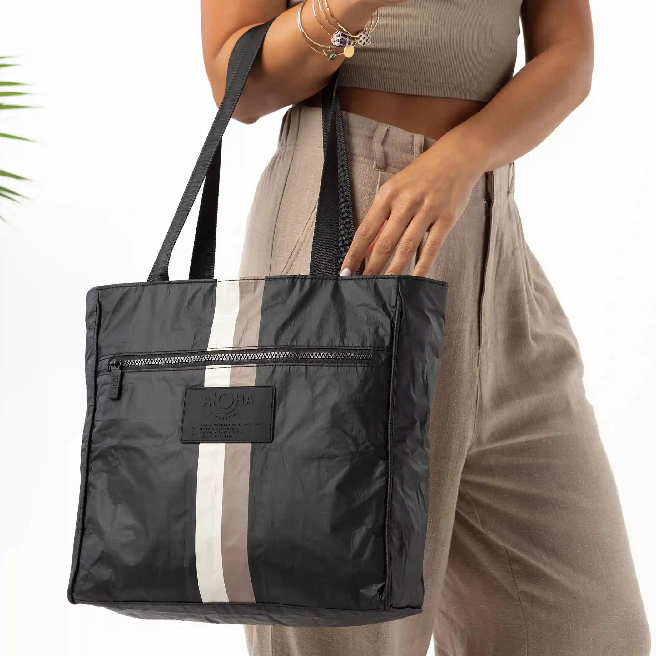 Shop Go-To Tote Le Voyageur in Caffe on Black Secondary image