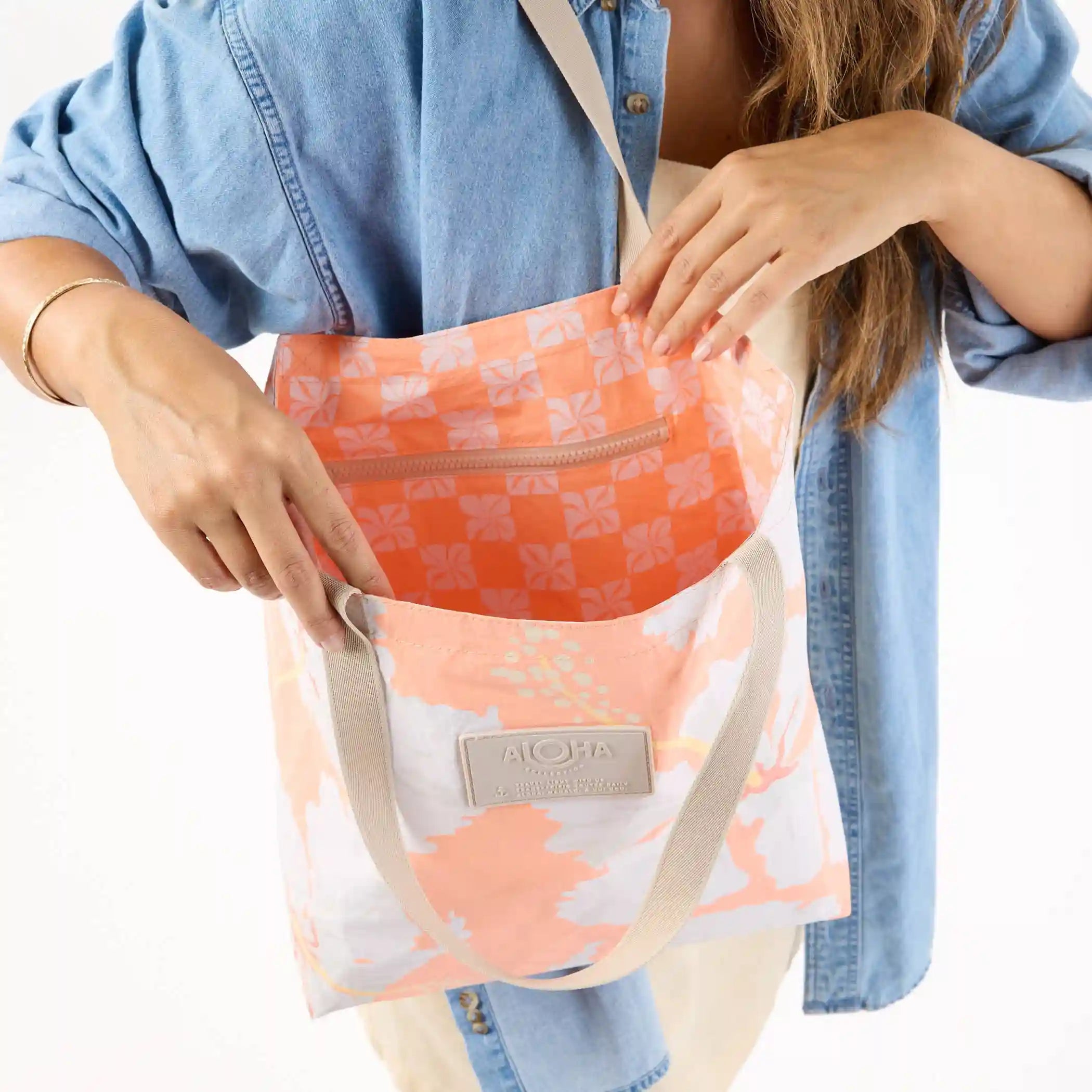 Taha'a Reversible Tote in Peachy Secondary image
