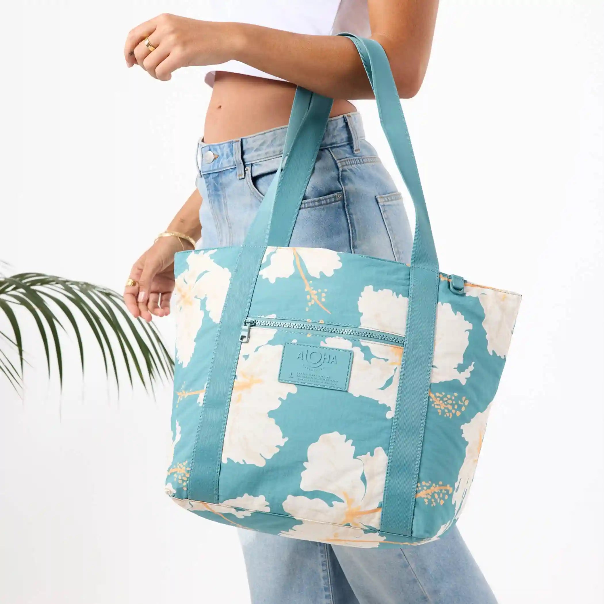 Taha'a Keep It Light Zipper Tote in Tide Secondary image