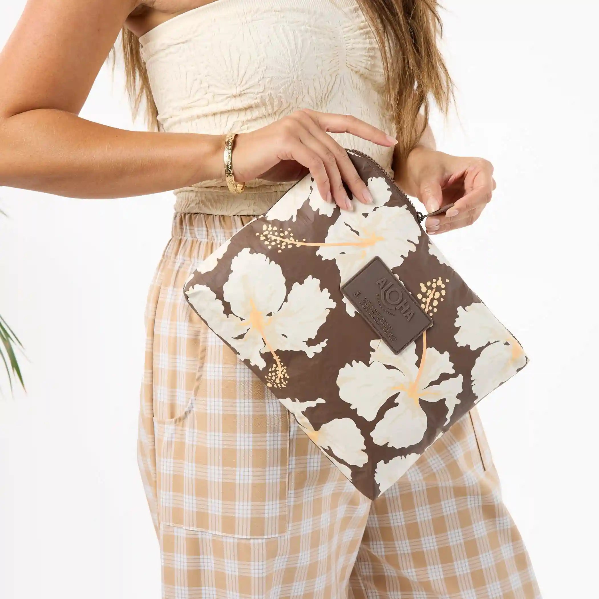 Tahaʻa Mid Pouch in Coconut Secondary image