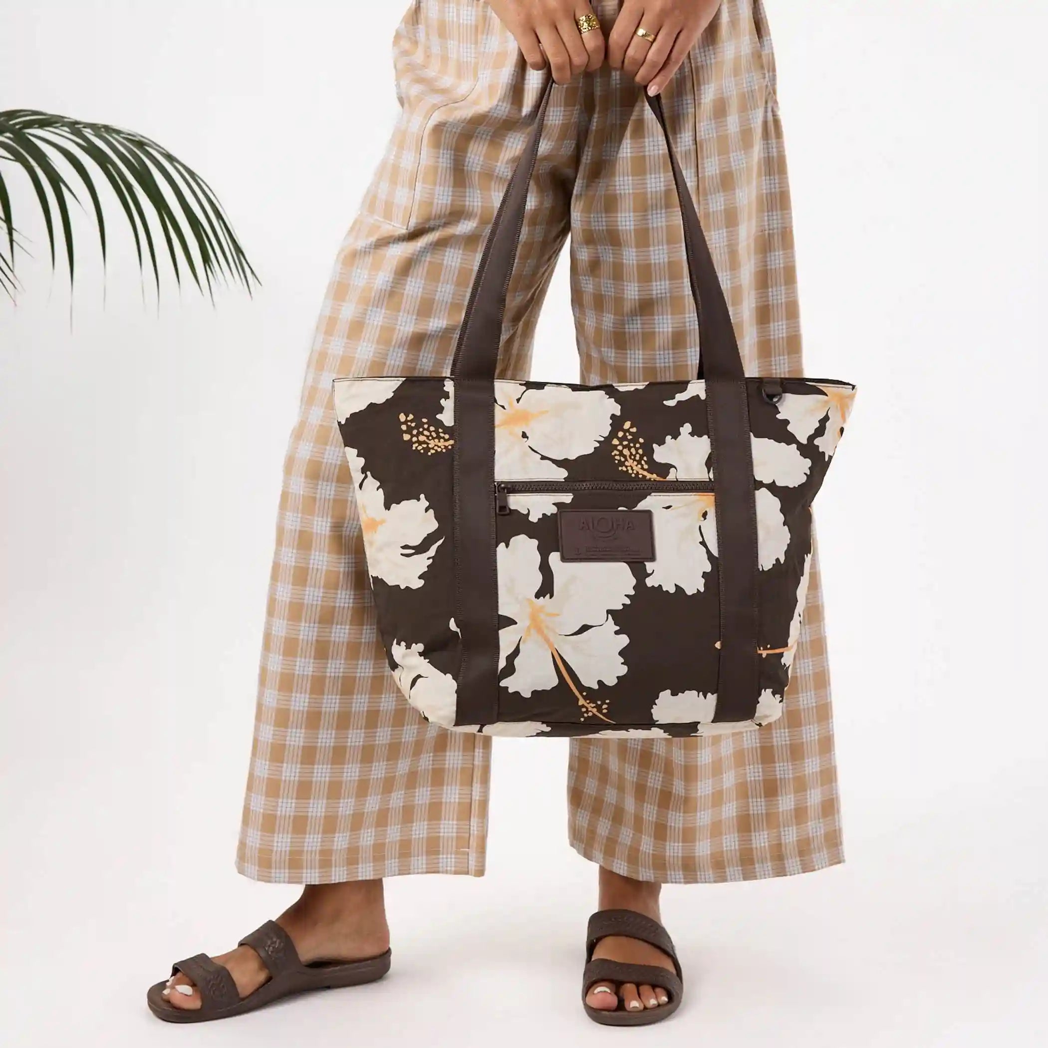 Taha'a Keep It Light Zipper Tote in Chocolate Secondary image