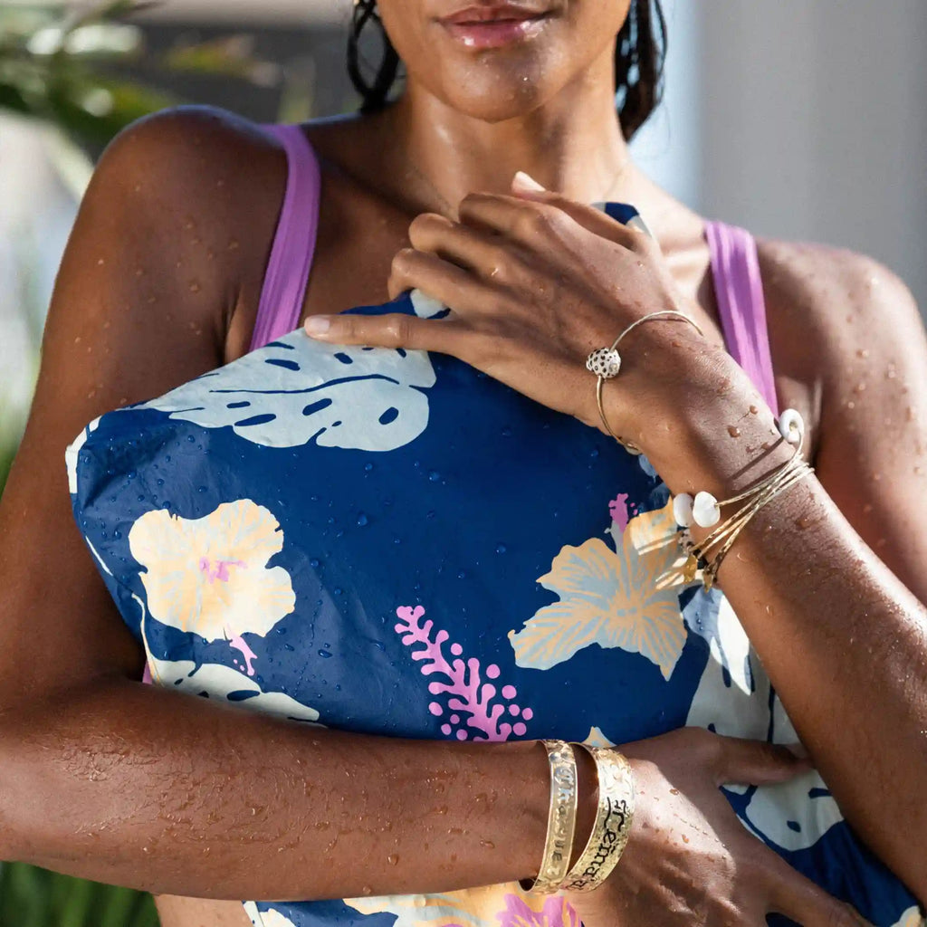 MAX Papeʻete by Samudra Pouch in Neon Moon on Navy