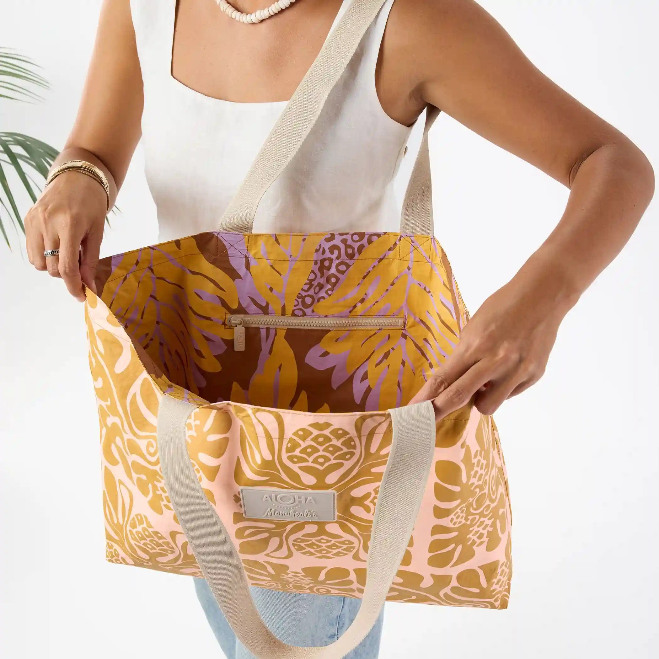 ʻUlu Quilt Holo Holo in Peach on Hot Mustard Secondary image